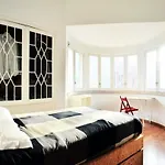 Avenue & Albergue