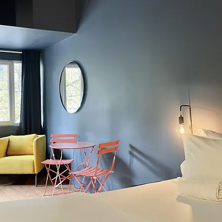 Hostal Avenue &